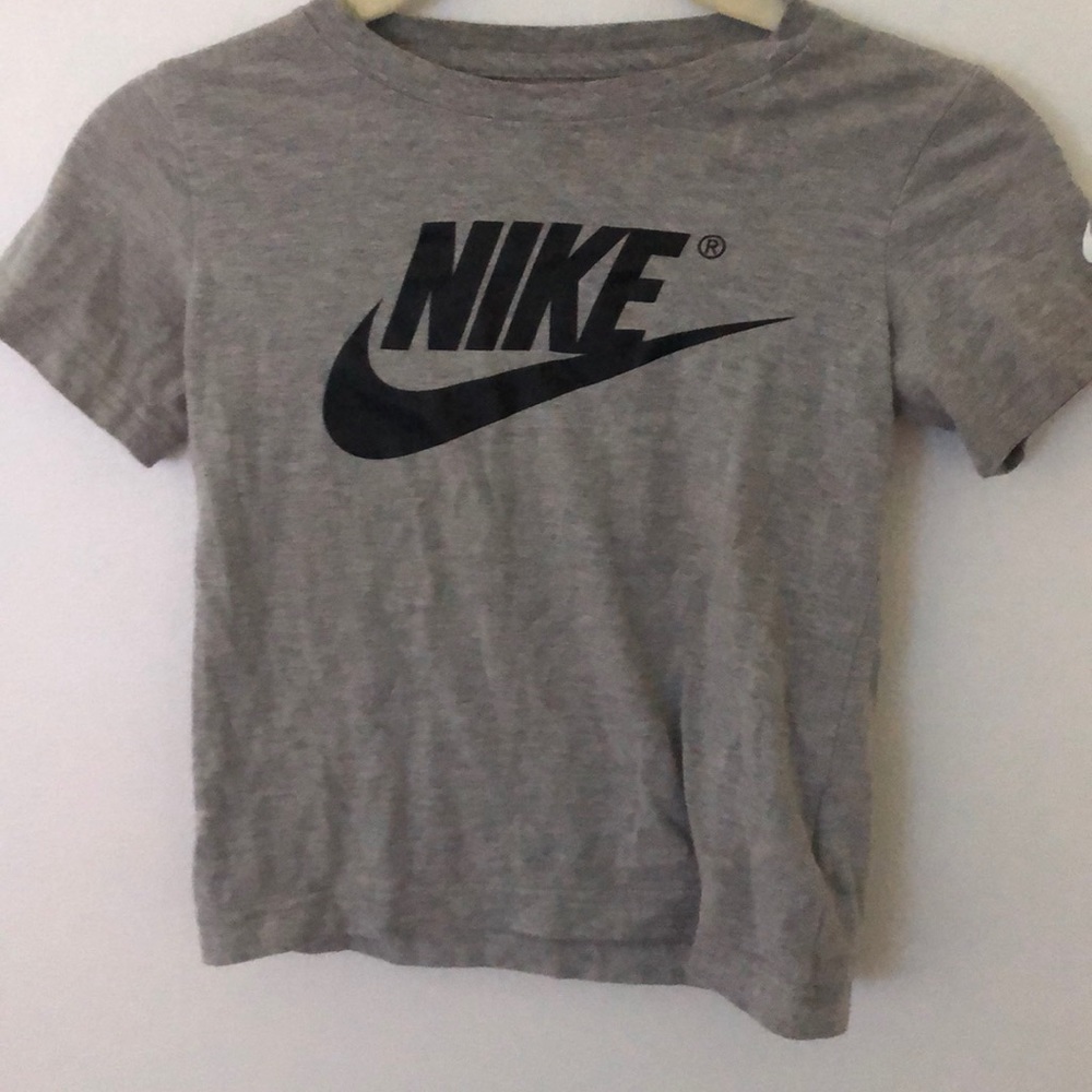 Nike boys t-shirt size M (5/6)